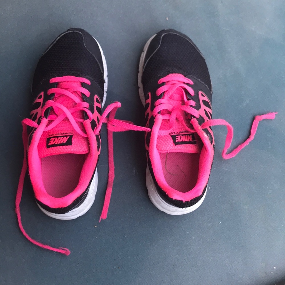 pink and black nike tennis shoes